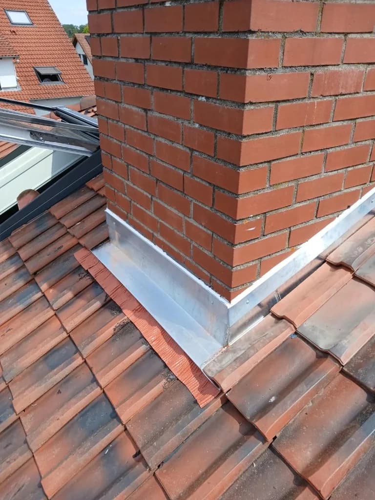 Referenz: Kaminumfassung und Dachfenster