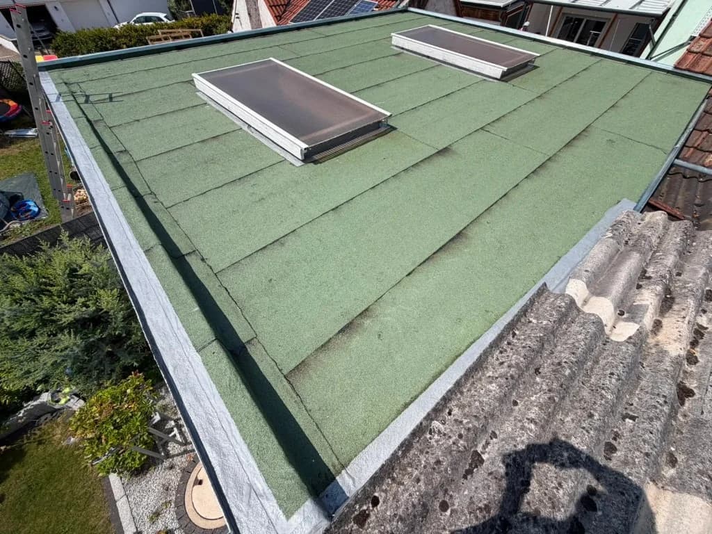 Referenz: Flachdach mit neuen Dachfenstern