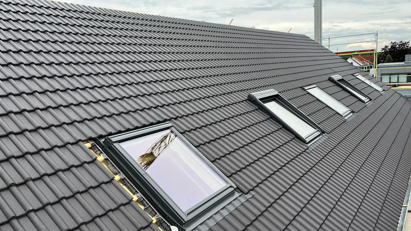 Dachsanierung – Steildach mit Dachfenstern, Referenzfoto B-DACH